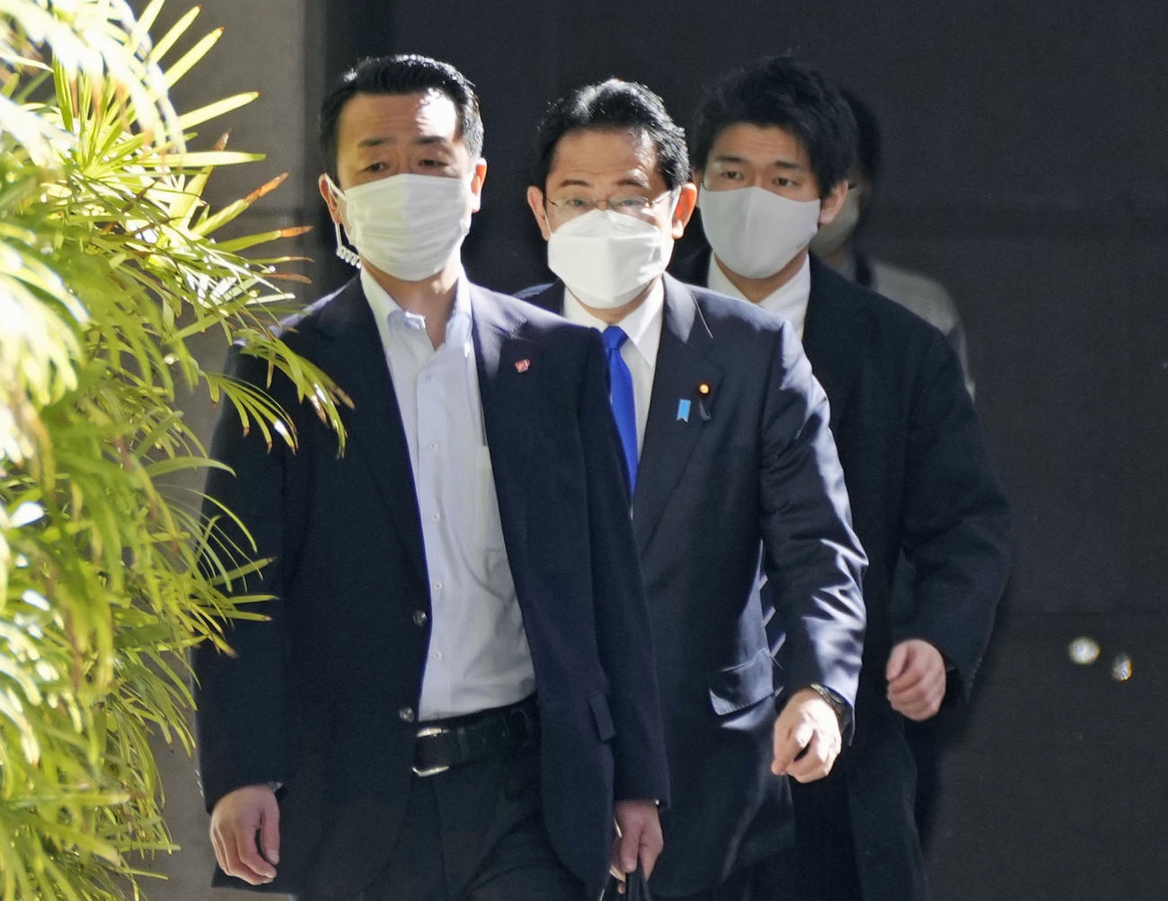 「慢性副鼻腔炎」の治療のため、東京都内の病院に入る岸田首相（中央）(共同)