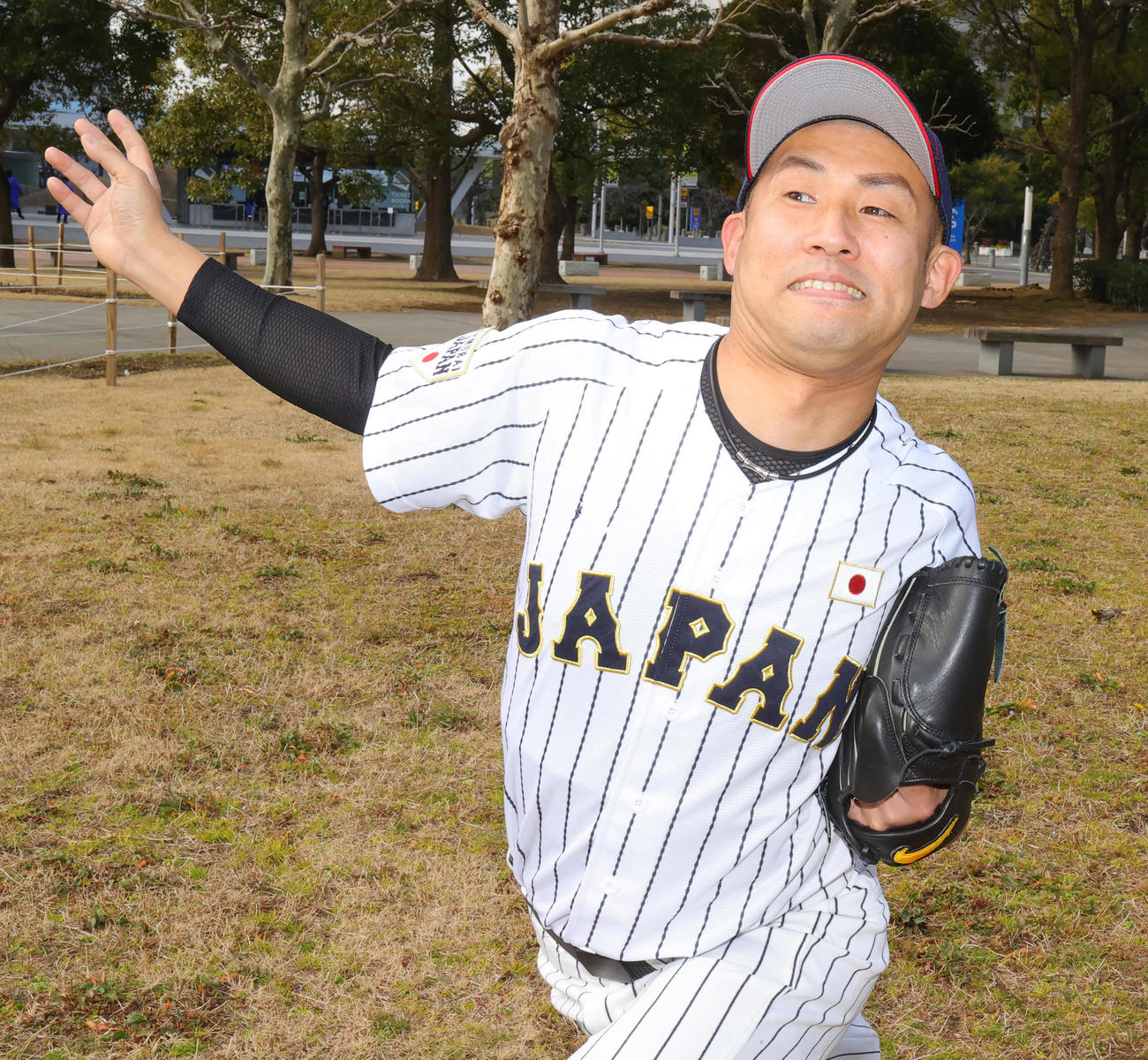 WBCに向け気合が入る体勢（藤本亮）（撮影・野上伸悟）