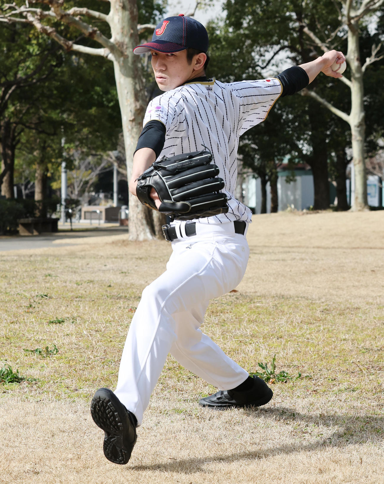 投球を披露する似郷翔征（漫才56号の堀江俊介）（撮影・野上伸悟）