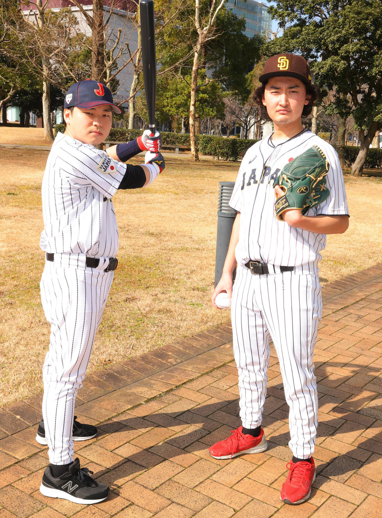 WBCに向け気合が入る小村上宗隆（漫才56号の宮崎聖也）とカルビッシュ有（コダマー）（撮影・野上伸悟）
