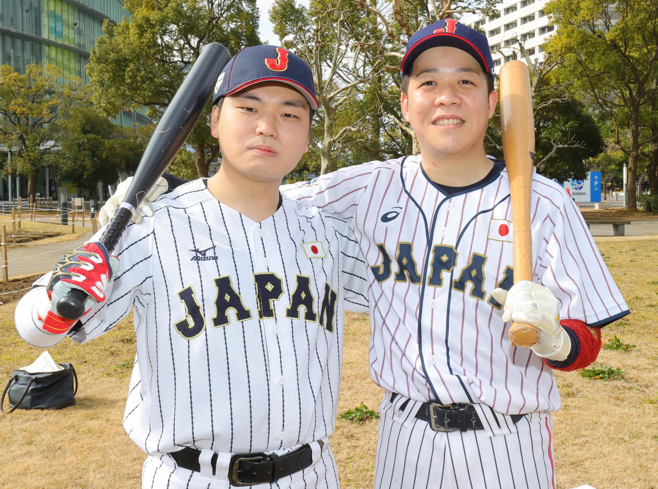 WBCに向け気合が入る小村上宗隆（左）と山田別人（撮影・野上伸悟）