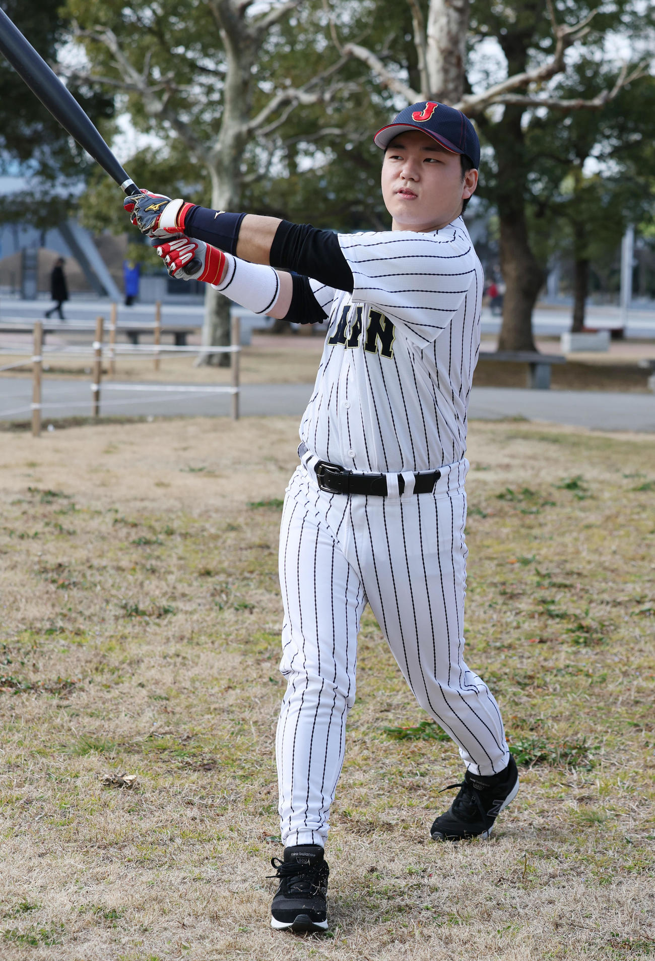 WBCに向け気合が入るちょいまねジャパンの小村上宗隆（漫才56号の宮崎聖也（撮影・野上伸悟）