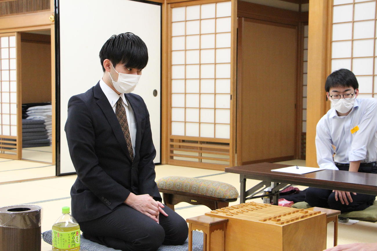 プロ編入試験5番勝負第4局に臨んだ小山怜央アマ（日本将棋連盟提供）