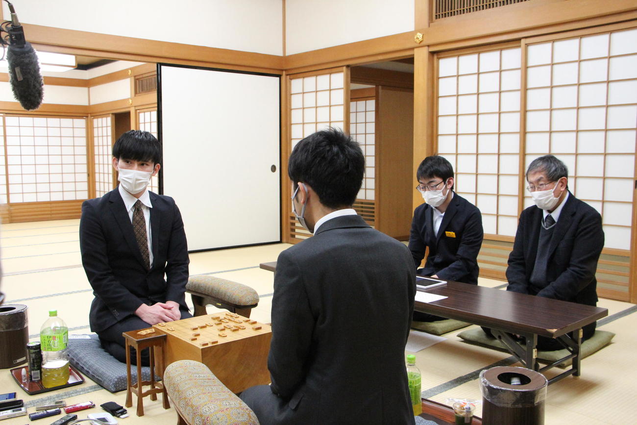 プロ編入試験に合格し、終局後、インタビューに応じる小山怜央アマ（日本将棋連盟提供）