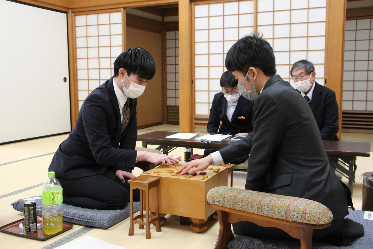 終局後、感想戦を行う小山怜央アマ（左）、試験官となった横山友紀四段（日本将棋連盟提供）
