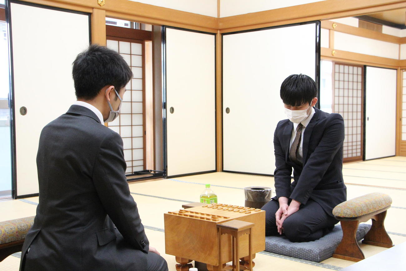 プロ編入試験5番勝負第4局に臨んだ小山怜央アマ（右）（日本将棋連盟提供）