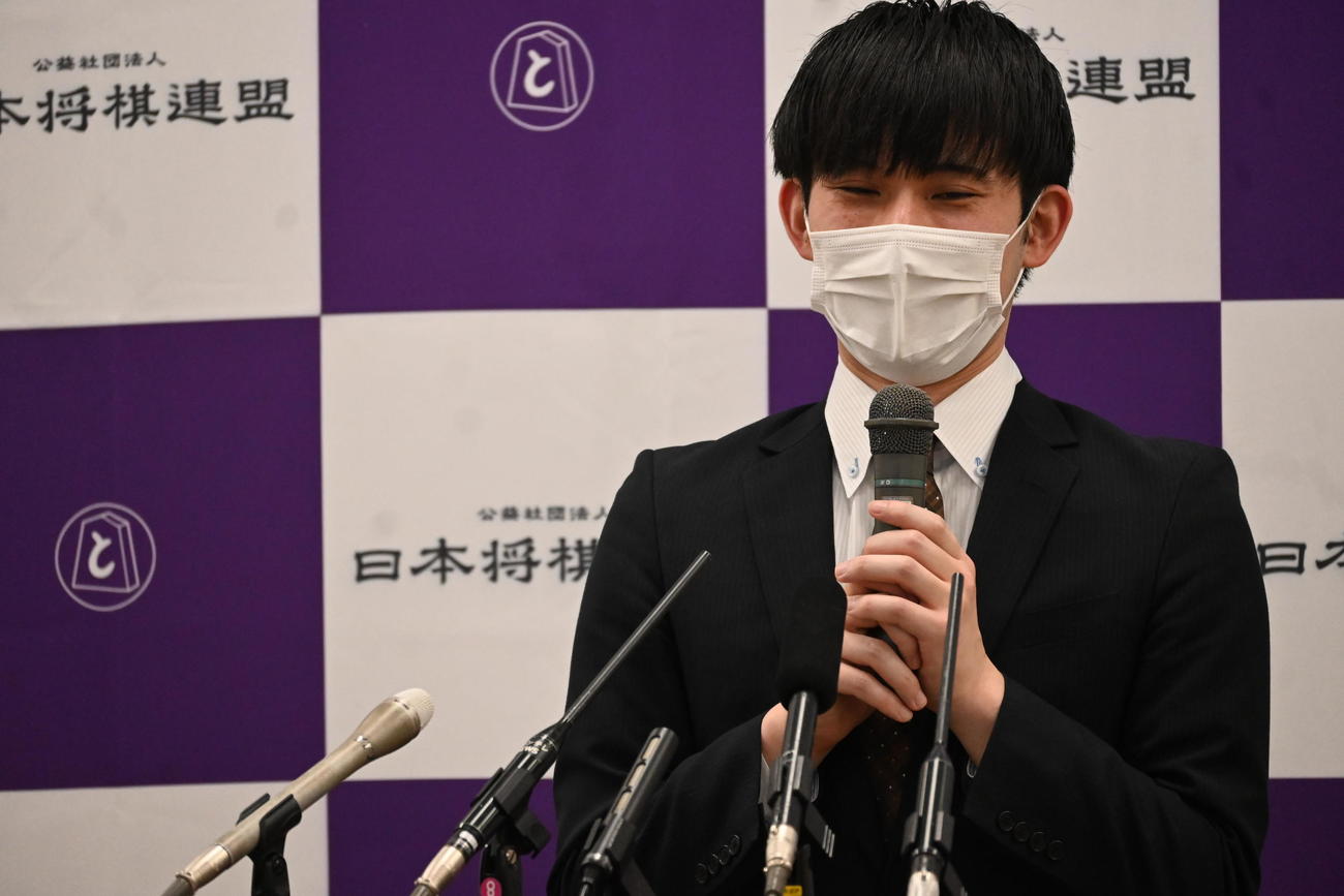 終局後、会見した小山怜央アマ（日本将棋連盟提供）