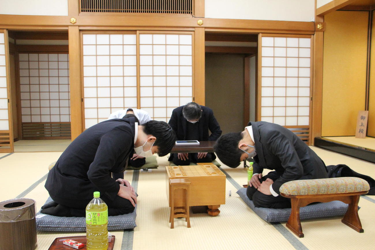 プロ編入試験5番勝負第4局に臨んだ小山怜央アマ（右）、試験官となった横山友紀四段（日本将棋連盟提供）