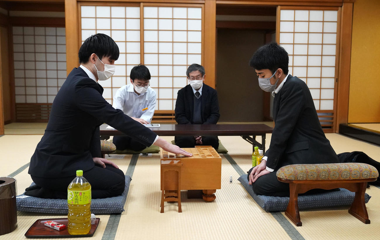 棋士編入試験第4局に臨む小山怜央さん（左）。右は横山友紀四段＝13日午前10時、大阪市福島区の関西将棋会館（代表撮影）　※1手目ではありません