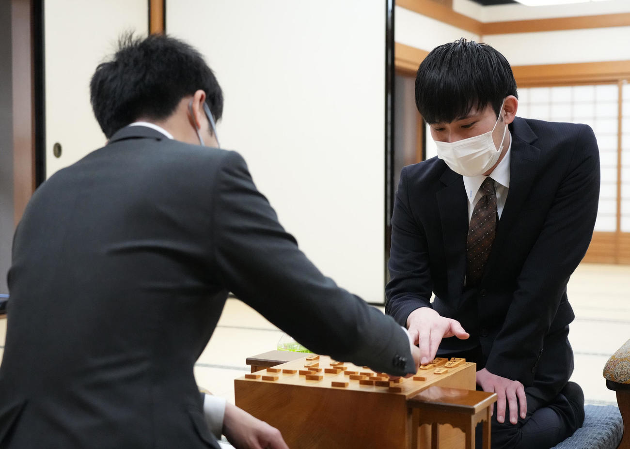 プロ棋士編入試験第4局　感想戦で対局を振り返るアマチュアの小山怜央さん（右）。左は横山友紀四段＝13日午後3時43分、大阪市福島区の関西将棋会館（代表撮影）　

