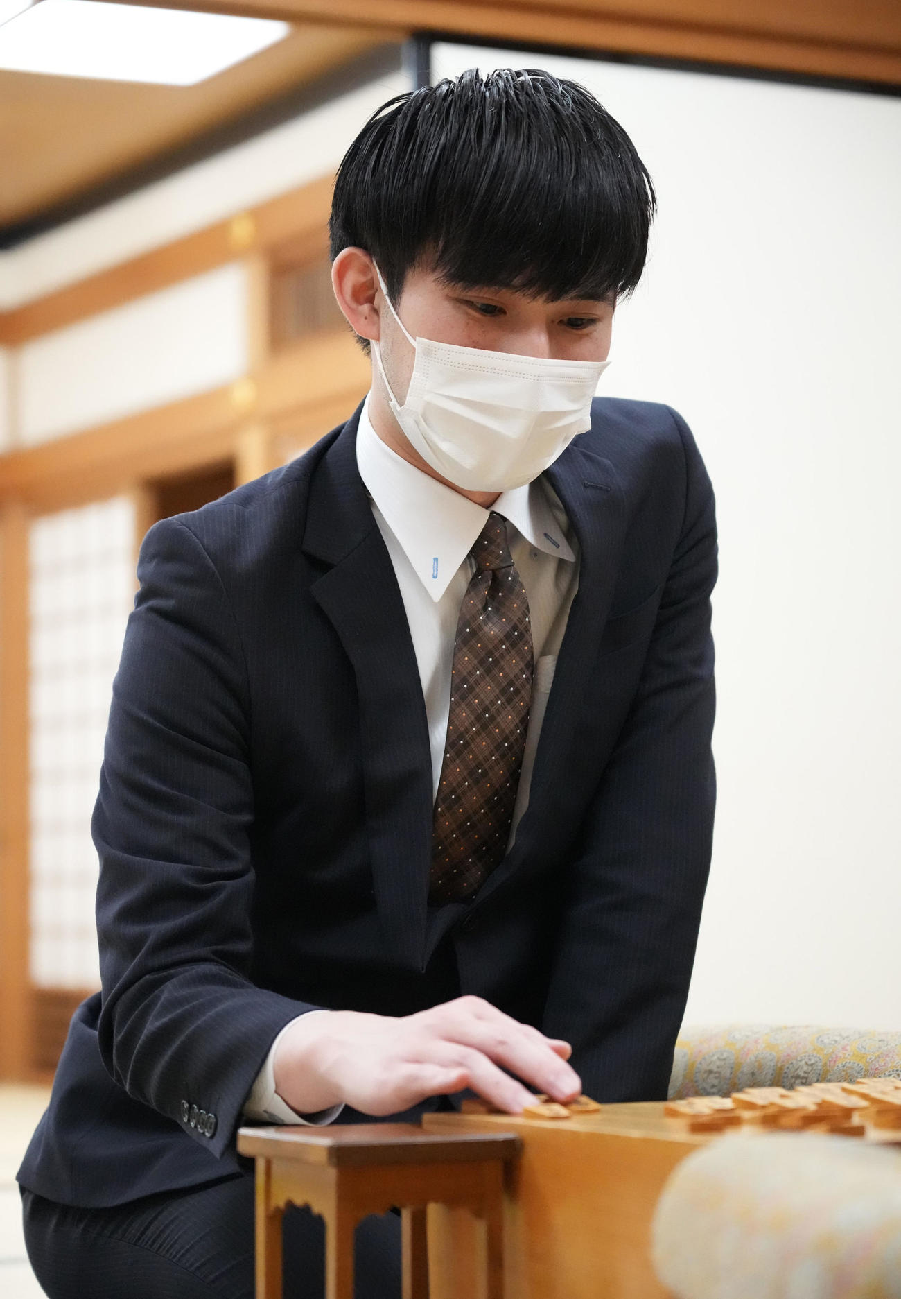 感想戦で対局を振り返るアマチュアの小山さん（代表撮影）