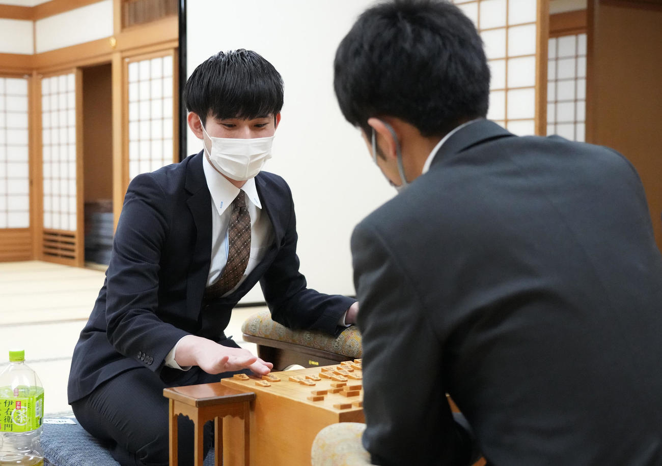 プロ棋士編入試験第4局　感想戦で対局を振り返るアマチュアの小山怜央さん（左）。右は横山友紀四段＝13日午後3時45分、大阪市福島区の関西将棋会館（代表撮影）