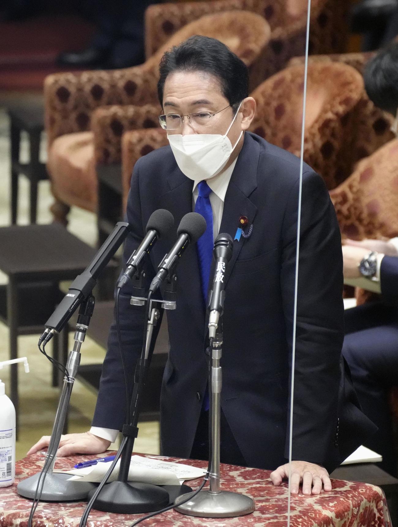 衆院予算委で答弁する岸田首相（共同）