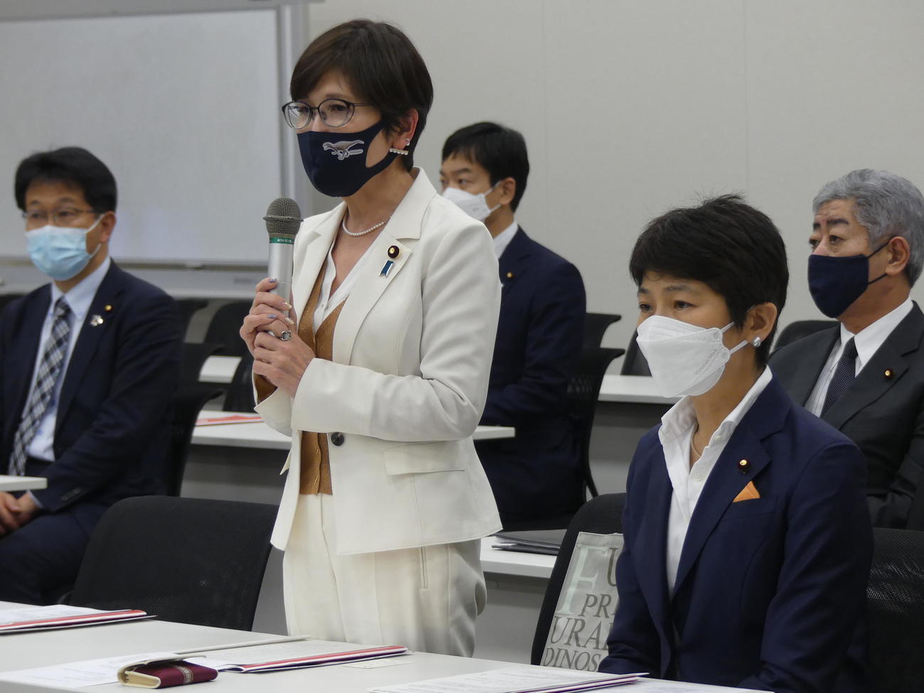 LGBT議連であいさつする稲田朋美元防衛相。右は立憲民主党の西村智奈美前幹事長（撮影・中山知子）