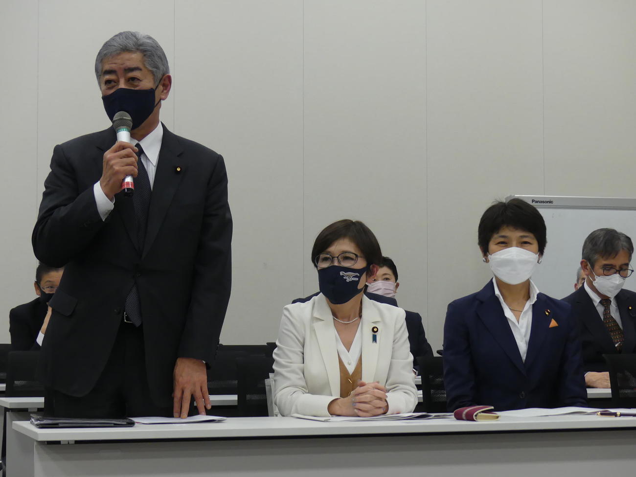 LGBT議連総会に出席した左から新会長の自民党の岩屋毅衆院議員、稲田朋美元防衛相、立憲民主党の西村智奈美前幹事長（撮影・中山知子）