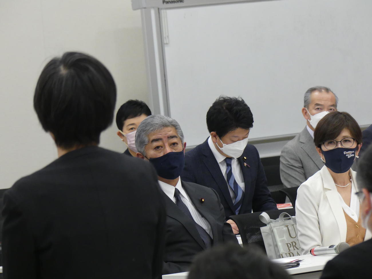 LGBT議連総会で、当事者支援団体（手前）の声を聞く岩屋毅会長、稲田朋美元防衛相（撮影・中山知子）