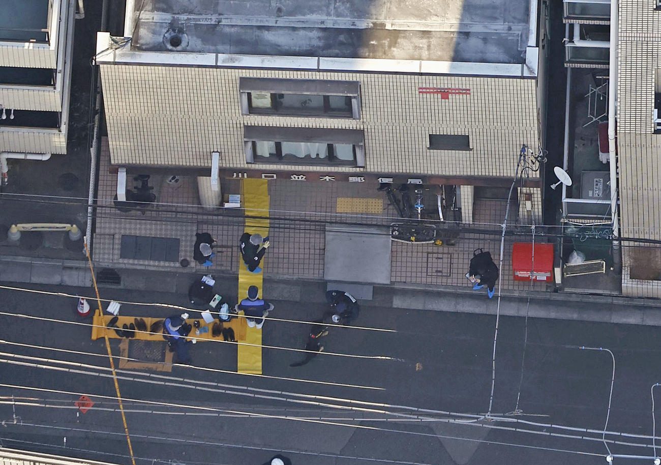 現場となった川口並木郵便局（共同通信社ヘリから）