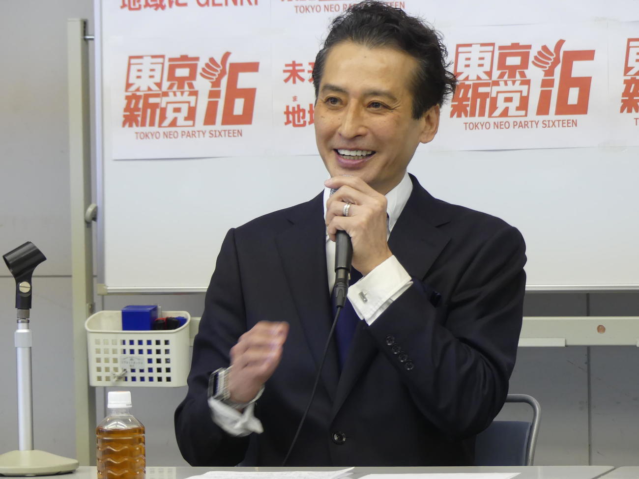 北区長選で訴える政策を会見で発表する大沢樹生氏（撮影・中山知子）