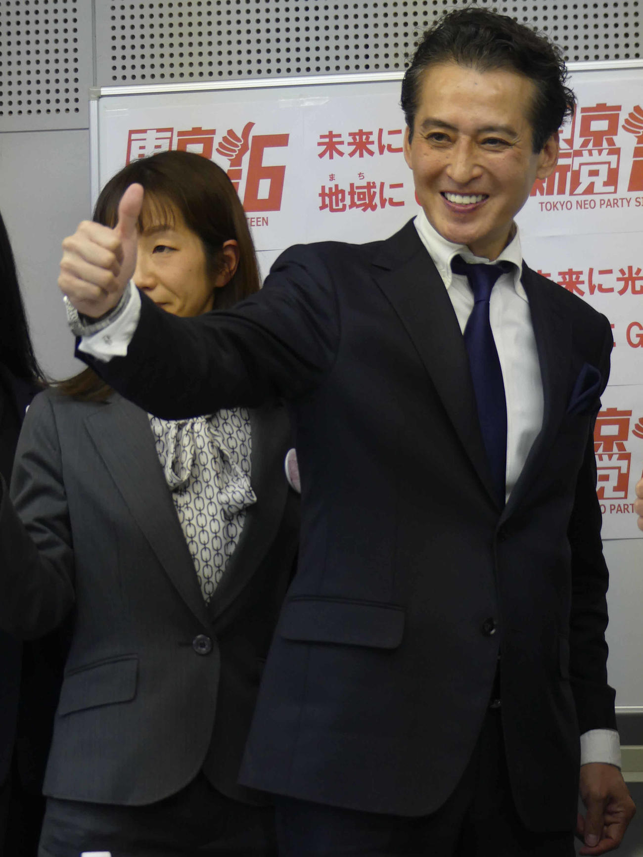 北区長選で訴える政策の発表会見でサムアップをみせる大沢樹生氏（撮影・中山知子）