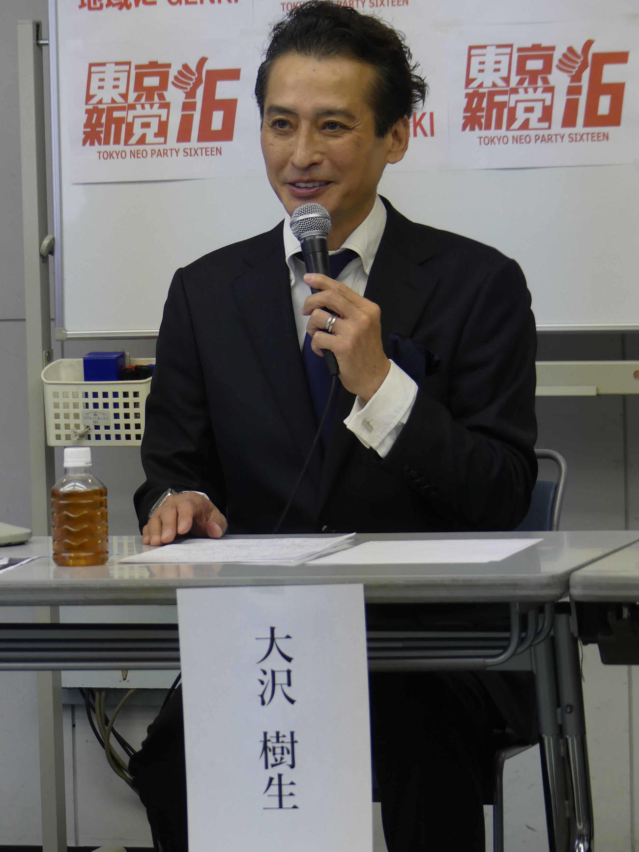 北区長選で訴える政策発表会見に臨む大沢樹生氏（撮影・中山知子）