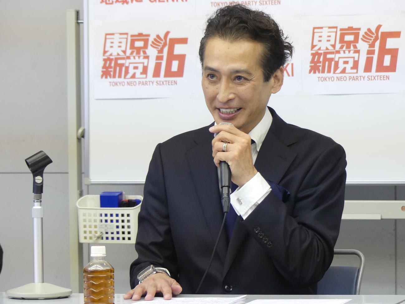 北区長選で訴える政策発表会見に臨む大沢樹生氏（撮影・中山知子）
