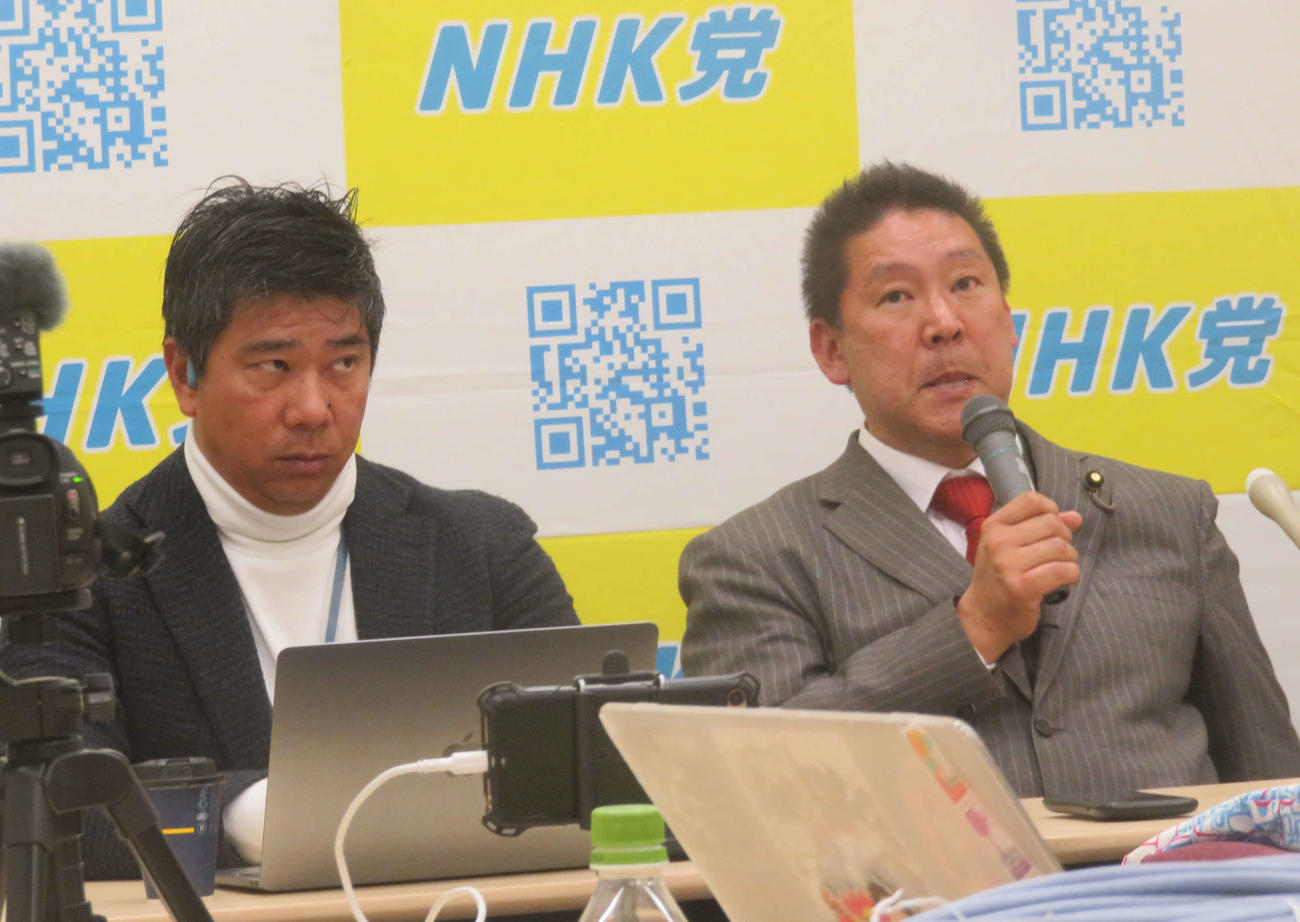 NHK党の立花孝志党首（右）とガーシー氏が除名となった場合に繰り上がりに指命した同党の斉藤健一郎氏（撮影・大上悟）