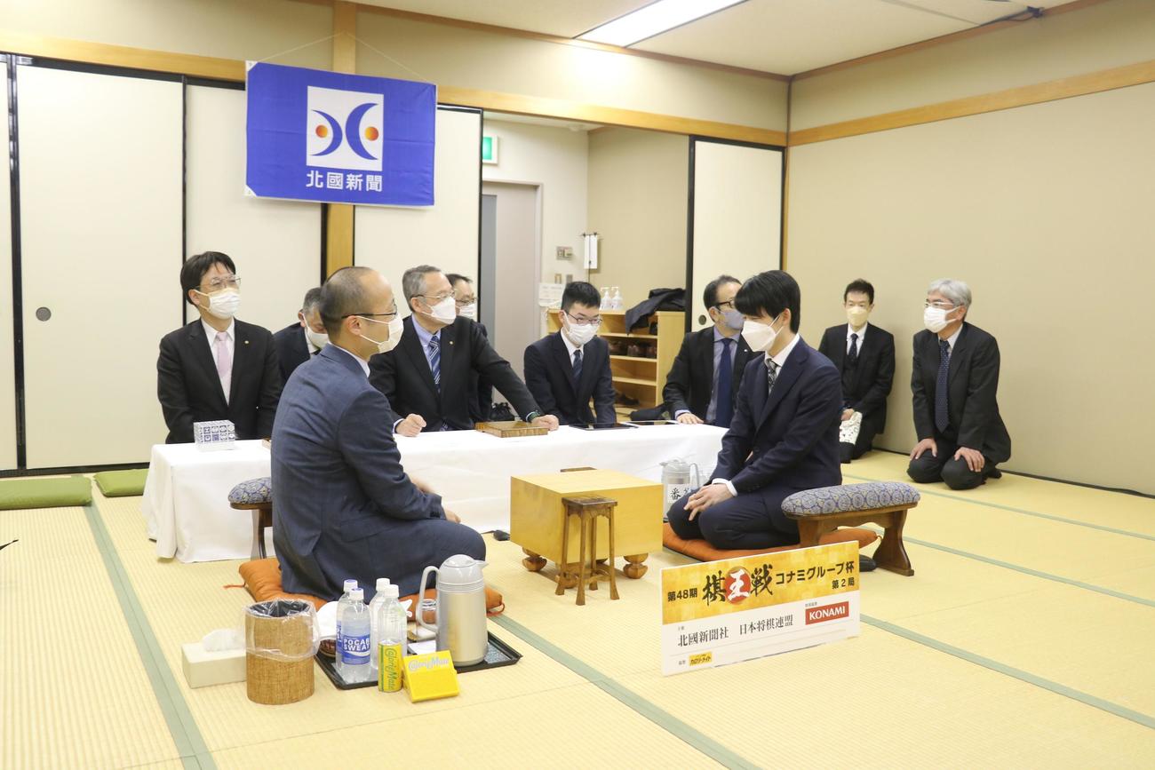前日検分を行った渡辺明棋王（左）と藤井聡太竜王（日本将棋連盟提供）