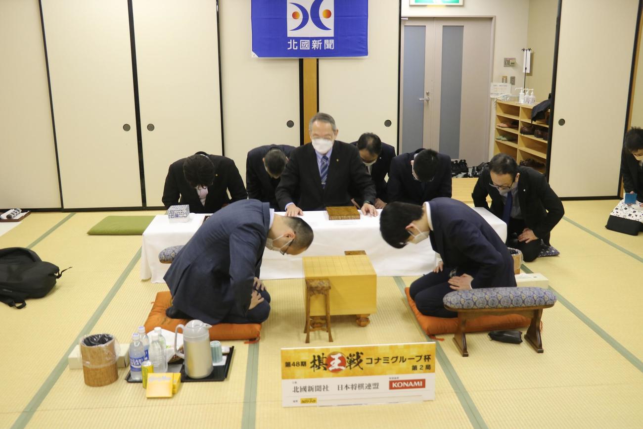 前日検分を行った渡辺明棋王（左）と藤井聡太竜王（日本将棋連盟提供）