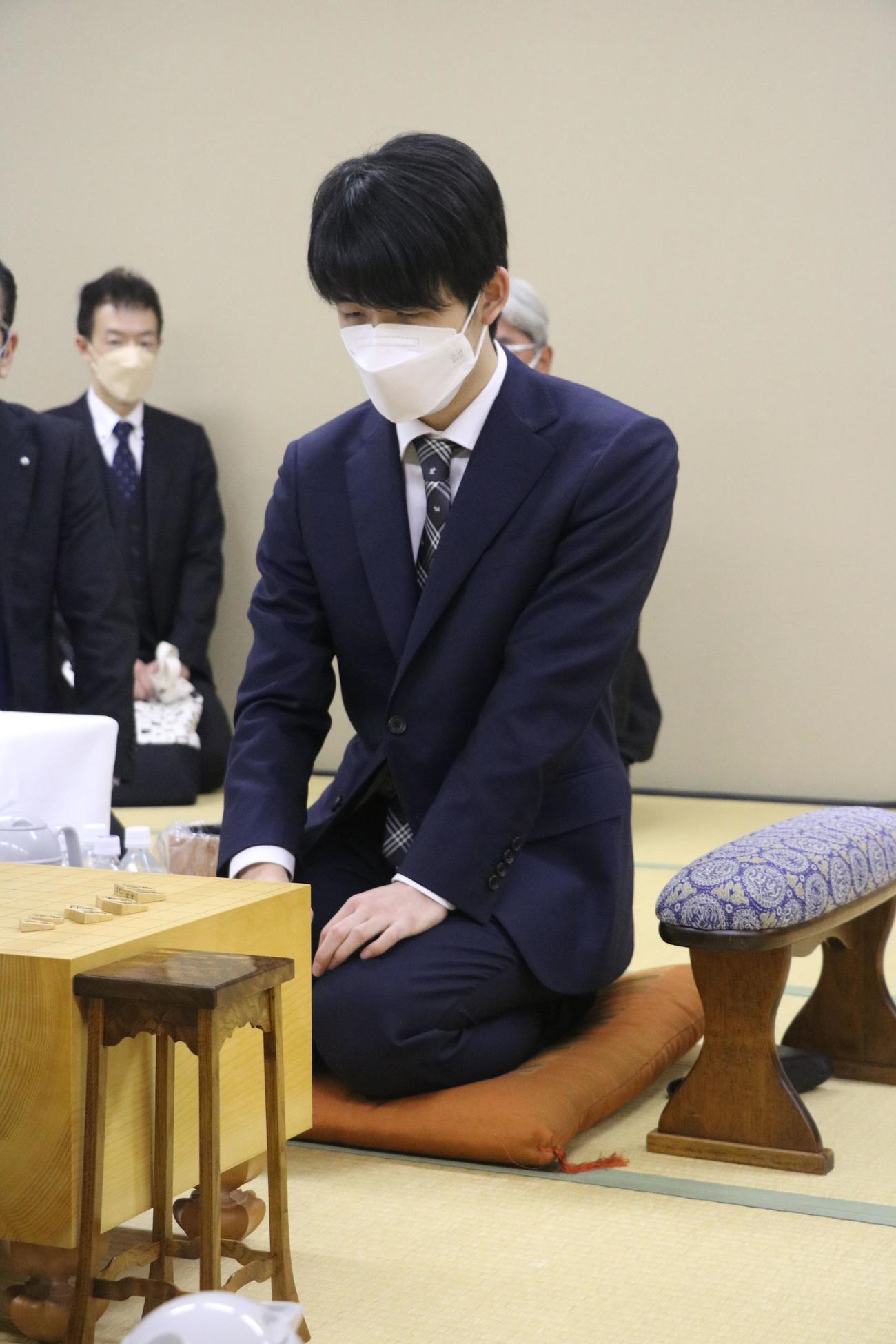 前日検分を行った藤井聡太竜王（日本将棋連盟提供）