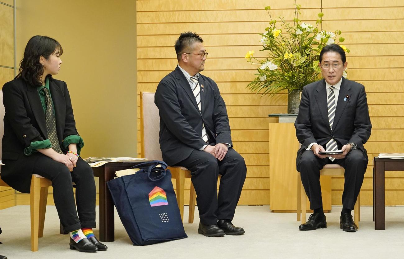 LGBTなど性的少数者の支援団体の関係者と面会する岸田首相（共同）