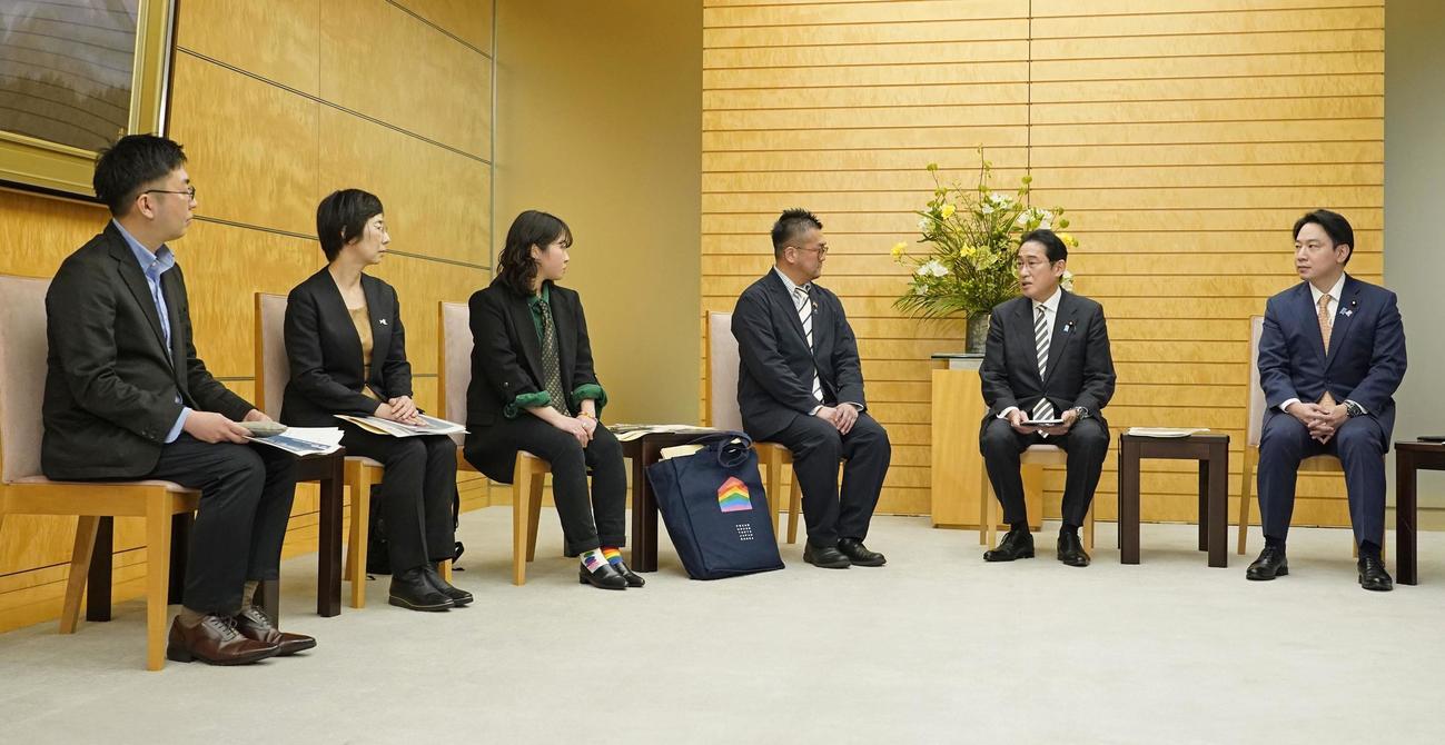 LGBTなど性的少数者の支援団体の関係者と面会する岸田首相（共同）