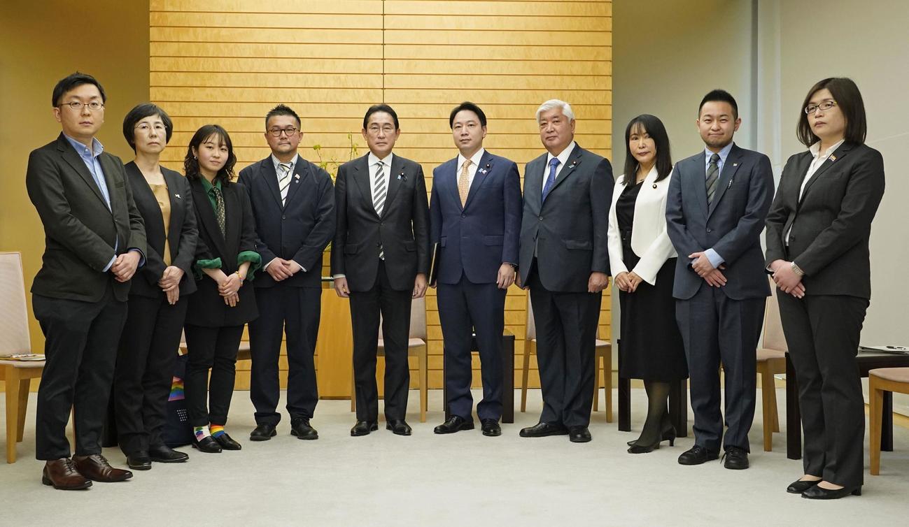 LGBTなど性的少数者の支援団体の関係者と面会する岸田首相（共同）