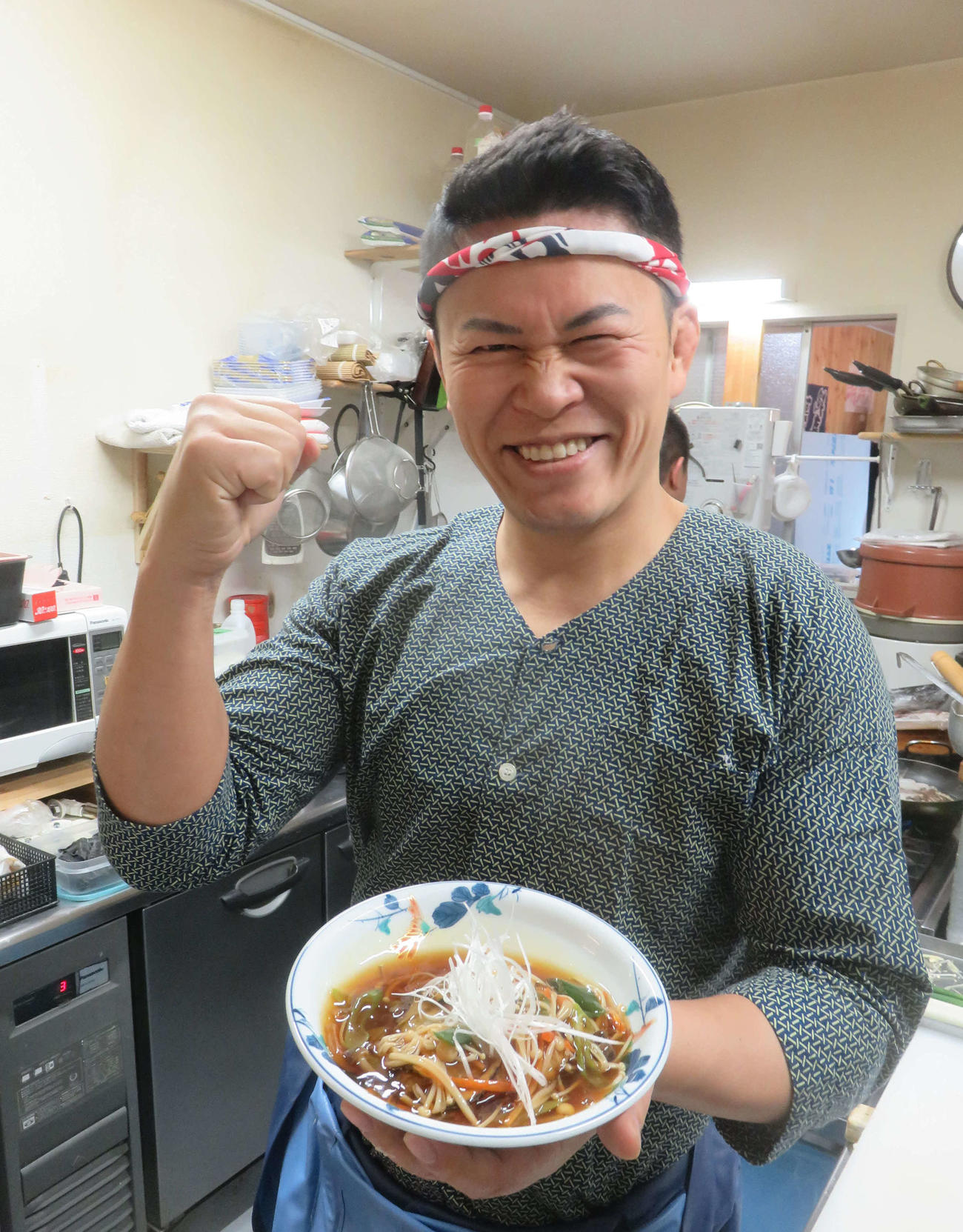 須藤元気氏がイチ押しのカキとキノコのあんかけ煮を手にガッツポーズ（撮影・大上悟）