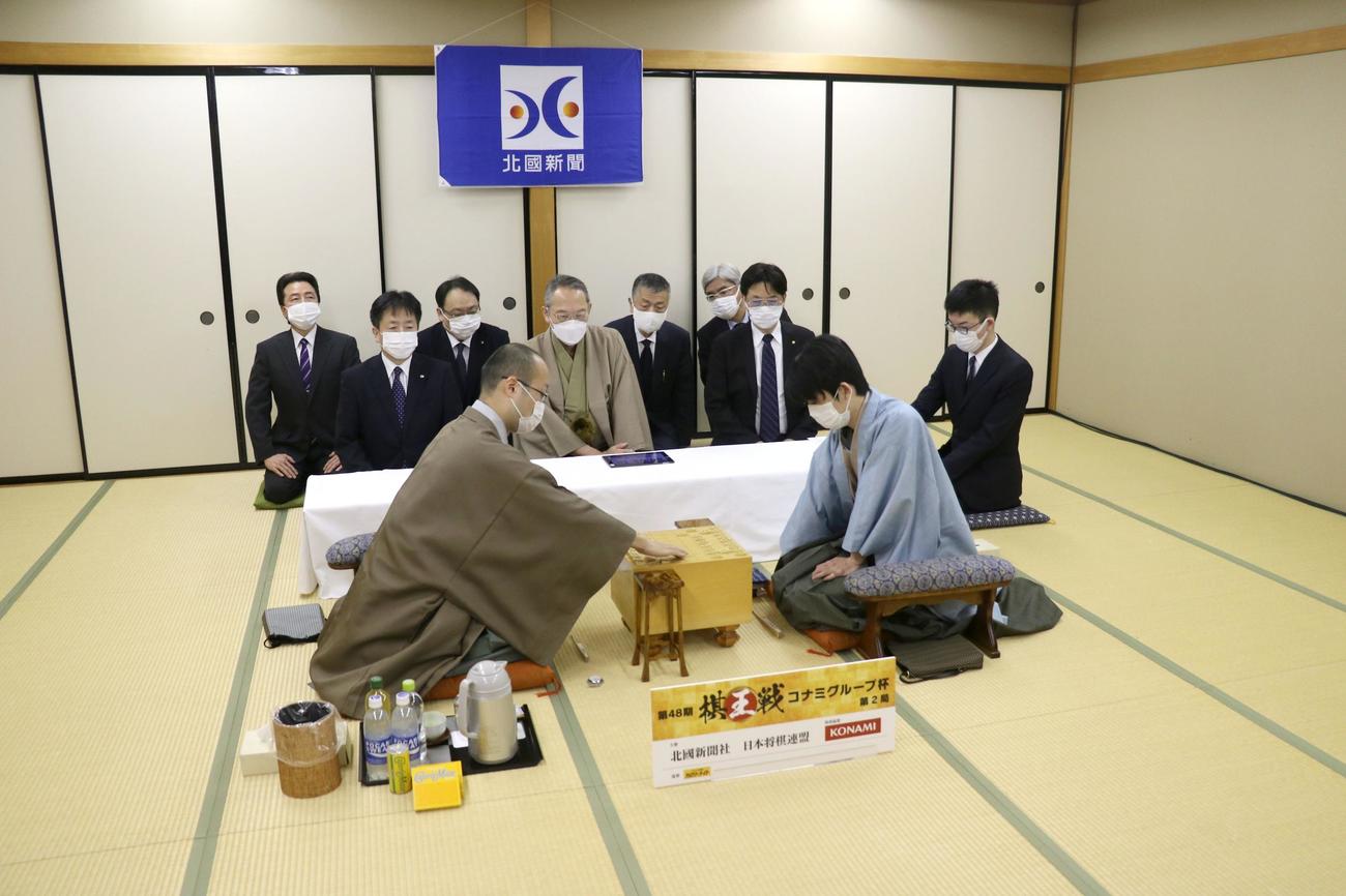 第48期棋王戦コナミグループ杯5番勝負第2局に臨んだ藤井聡太竜王（右）、渡辺明棋王（日本将棋連盟提供）
