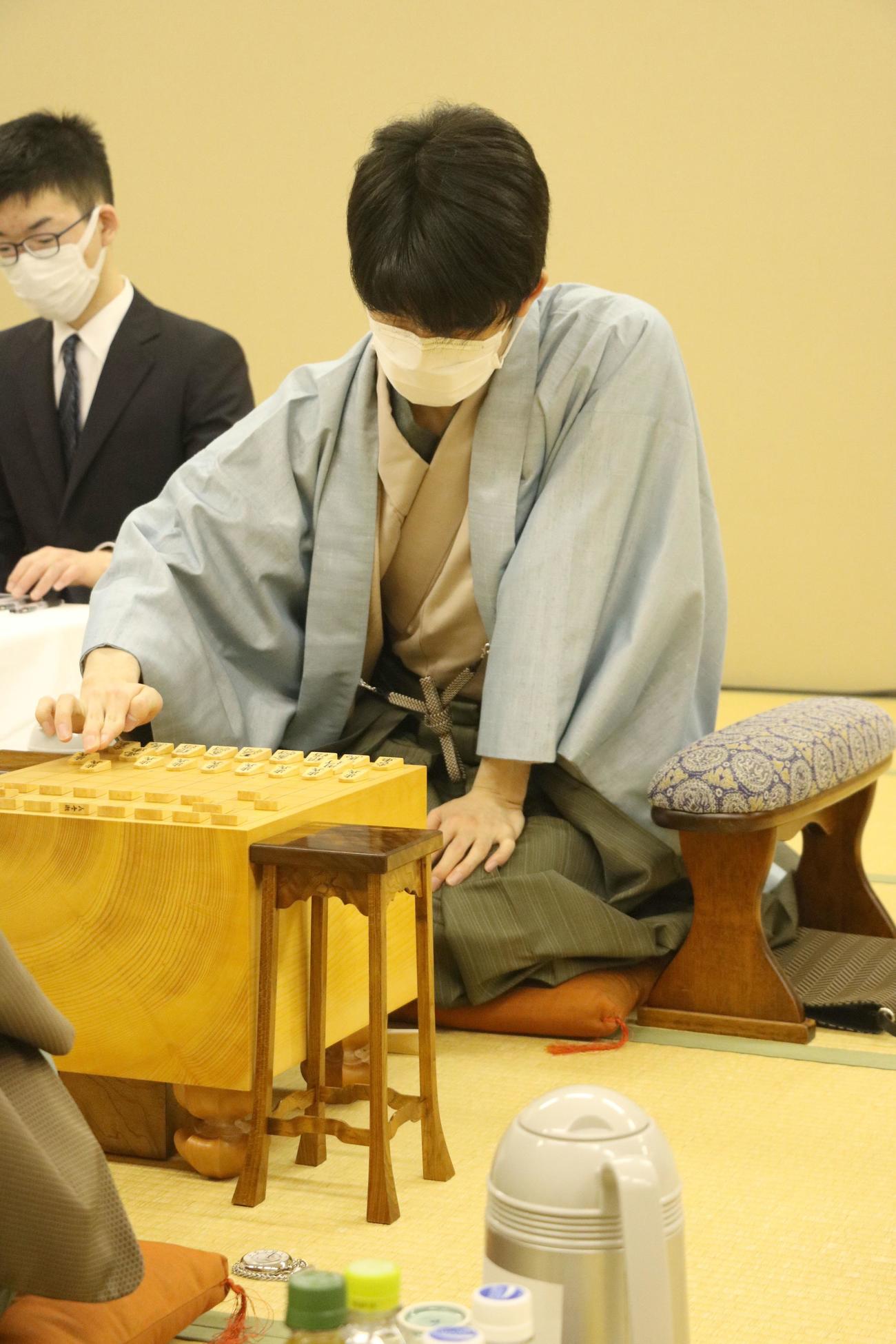 第48期棋王戦コナミグループ杯5番勝負第2局に臨んだ藤井聡太竜王（日本将棋連盟提供）