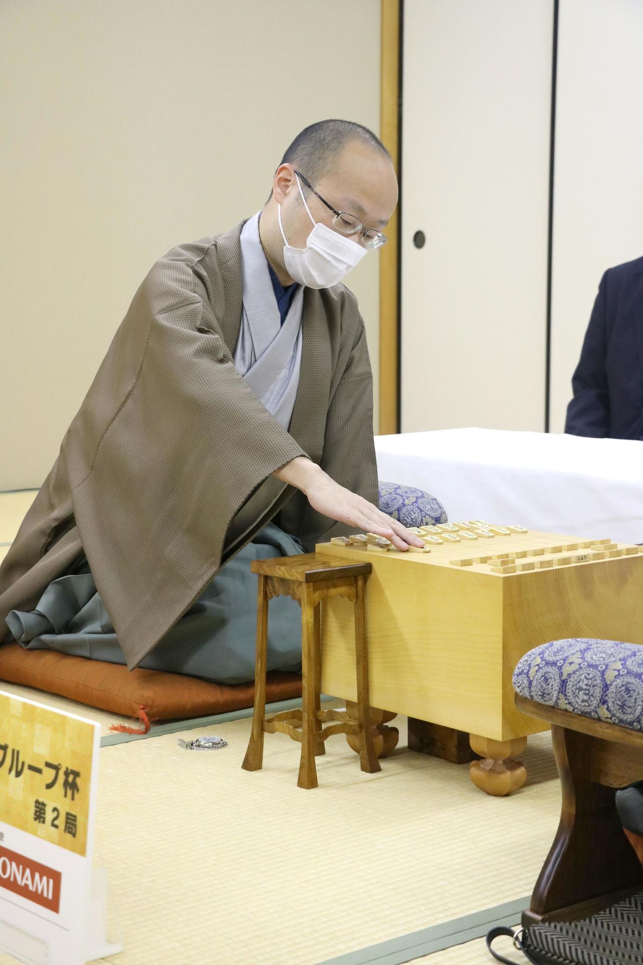 第48期棋王戦コナミグループ杯5番勝負第2局に臨んだ渡辺明棋王（日本将棋連盟提供）
