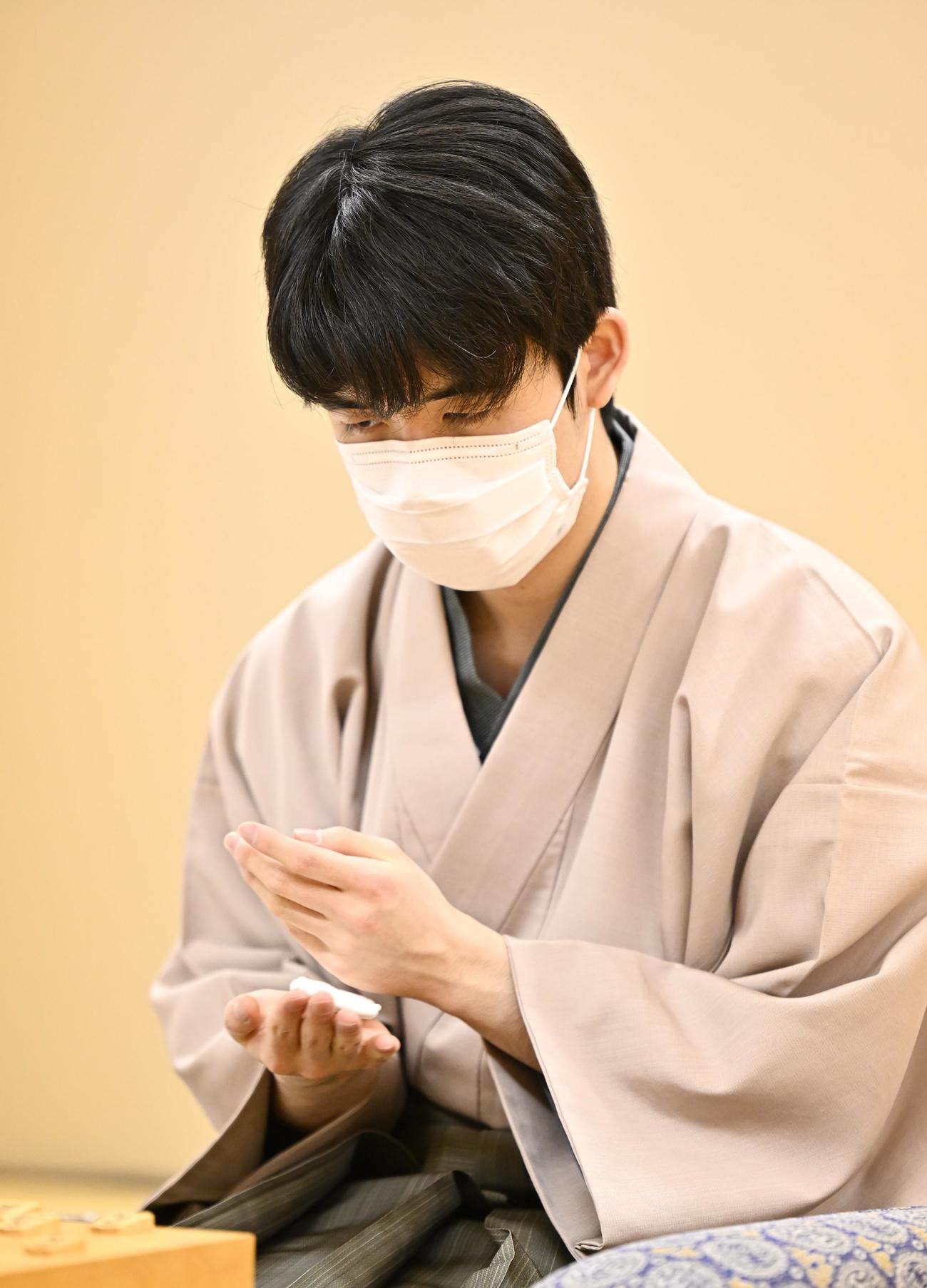 対局再開直前、盤面を見つめる藤井聡太5冠（代表撮影）