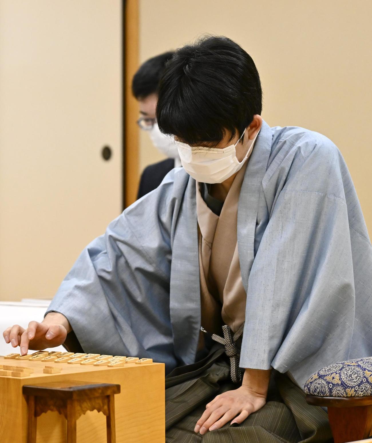 渡辺明棋王と対局する藤井聡太5冠（代表撮影）