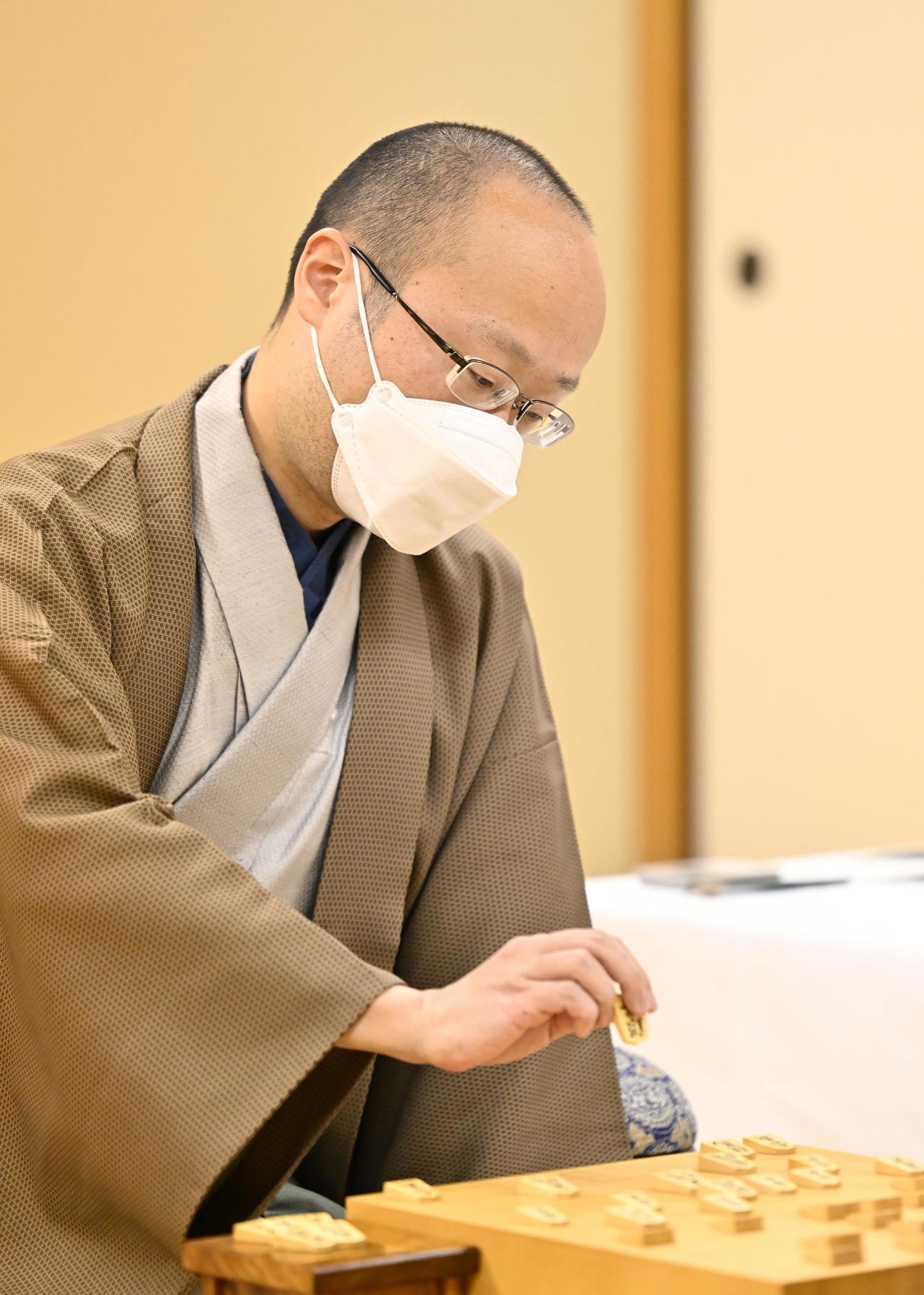 午後の対局を再開した渡辺明棋王（代表撮影）
