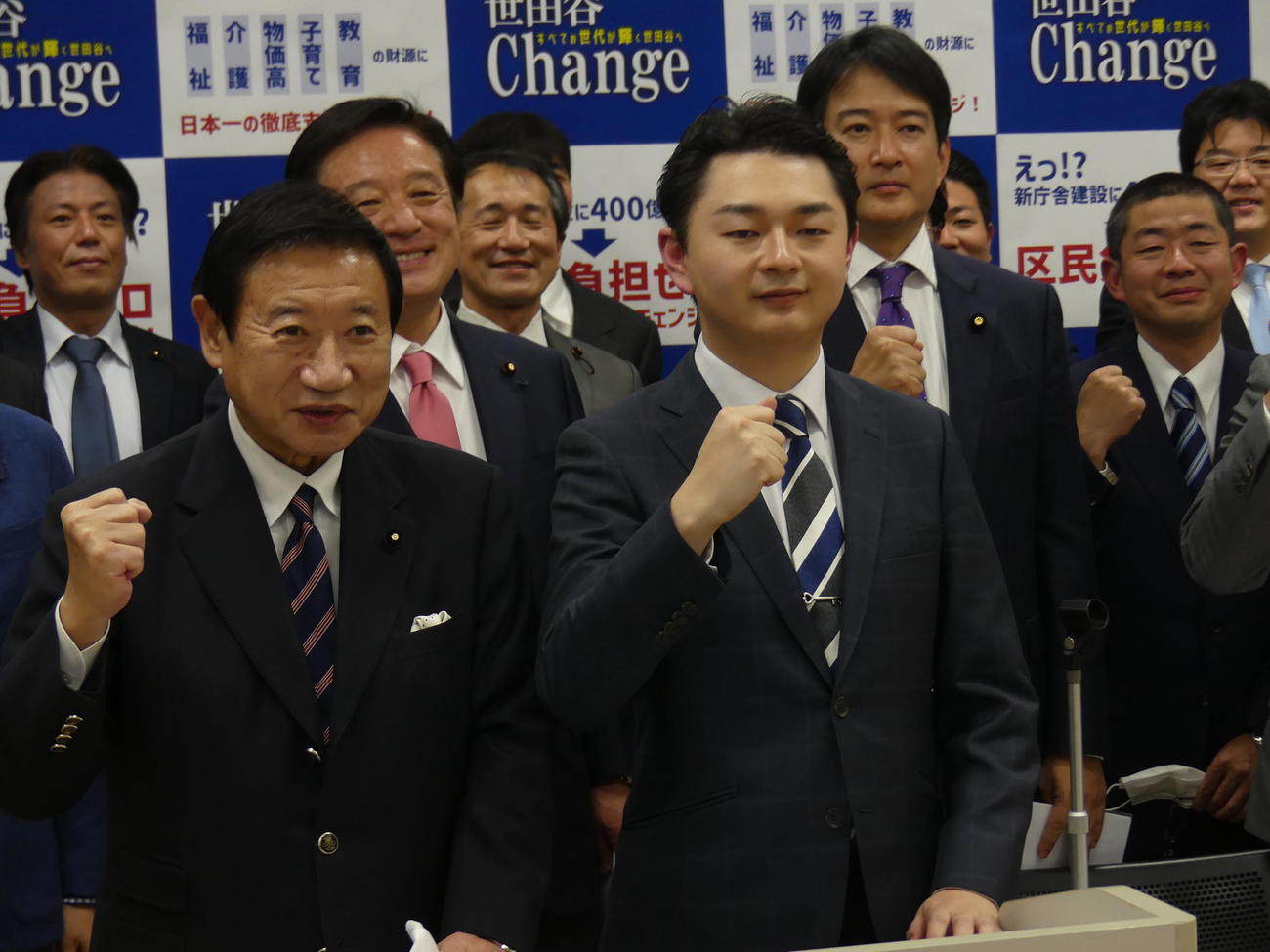 世田谷区長選出馬を表明し、支援する自民党や日本維新の会の議員らとガッツポーズする内藤ゆうや氏（前列左から2人目）（撮影・中山知子）