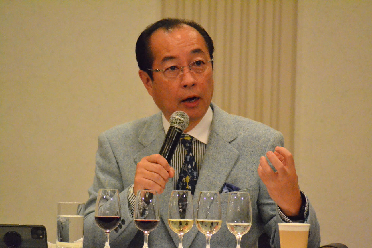 ワイン県副知事として「山梨ワイン」のペアリングセミナーを進行したソムリエの田崎真也氏