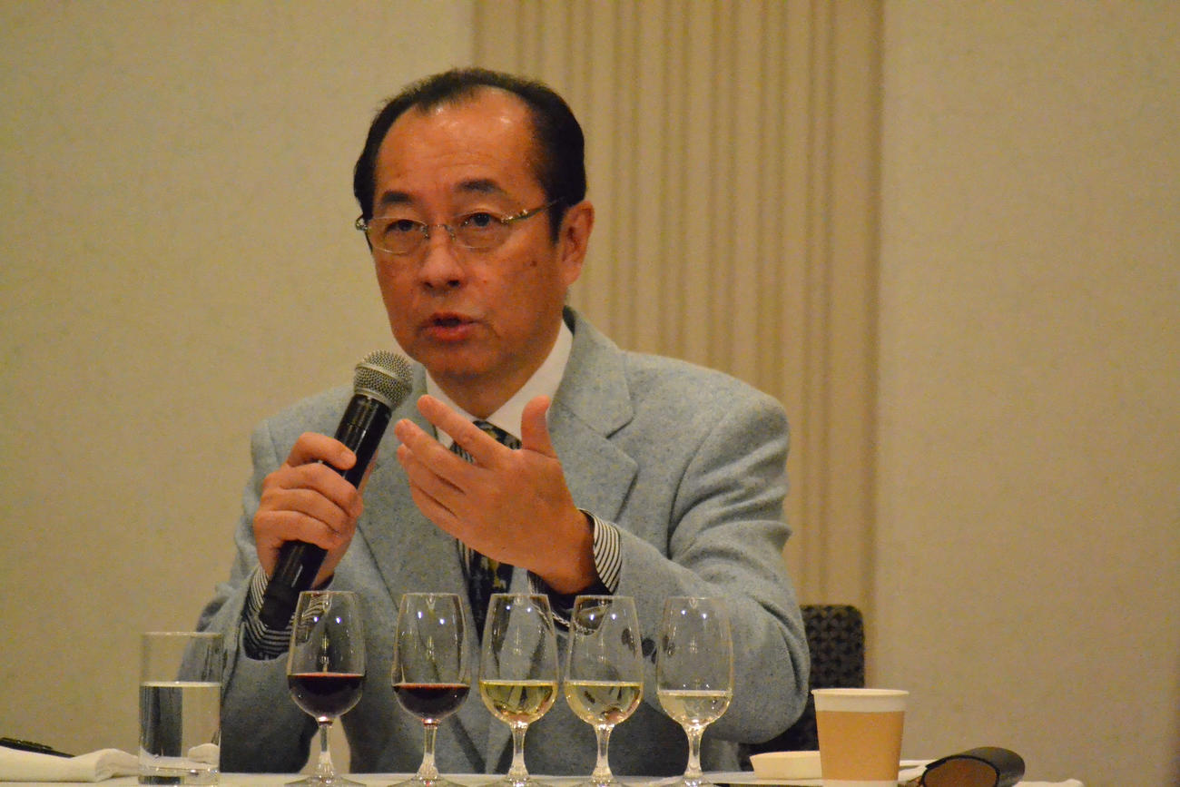 ワイン県副知事として「山梨ワイン」のペアリングセミナーを進行したソムリエの田崎真也氏