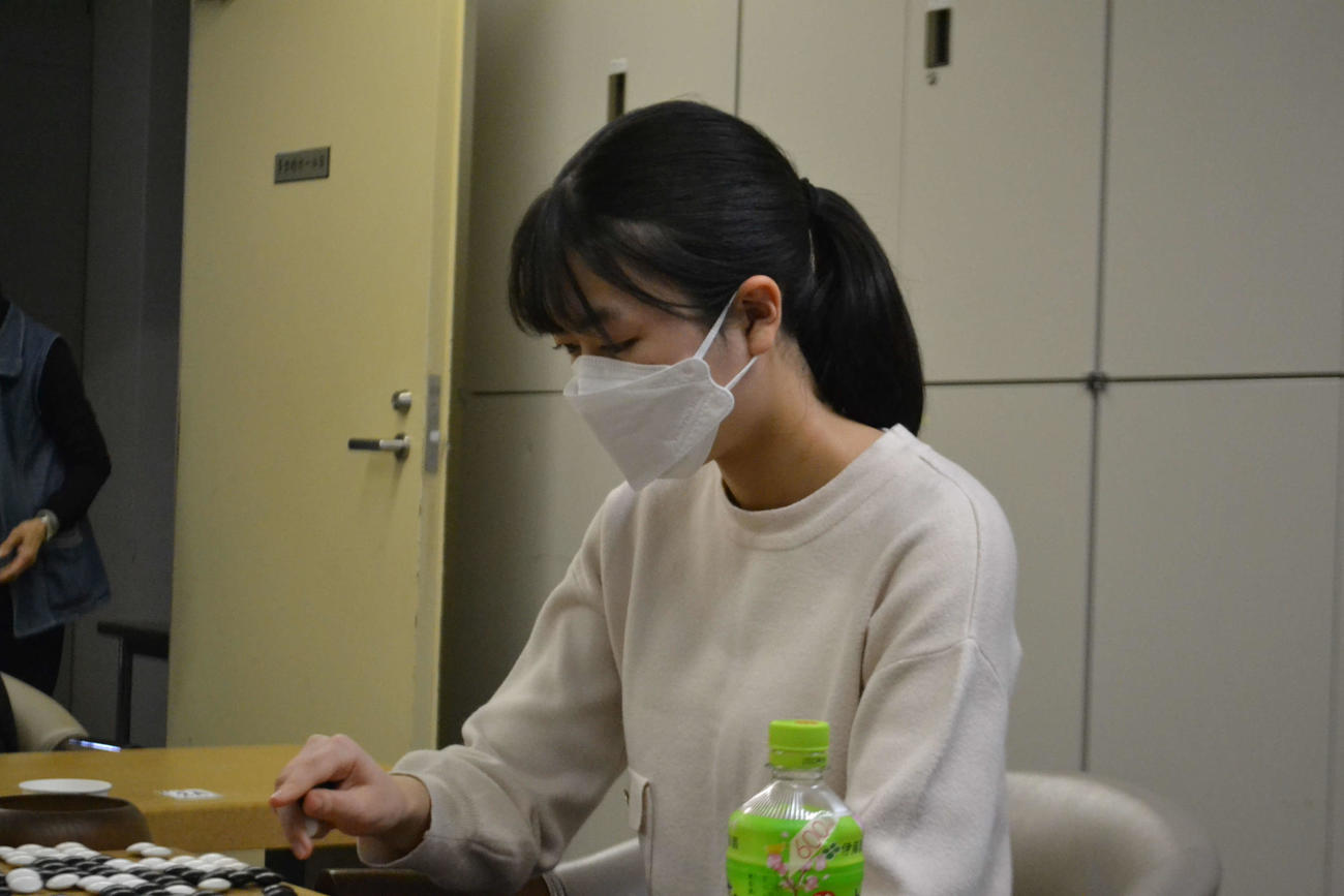 仲邑菫女流棋聖との4戦全勝対決を制して挑戦権争いから一歩抜け出した上野愛咲美女流立葵杯