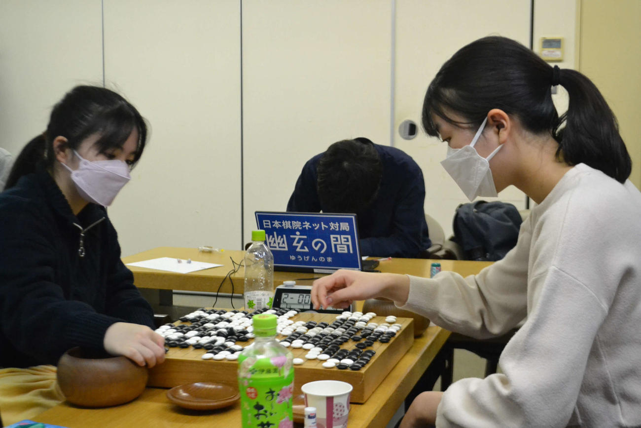 仲邑菫女流棋聖（左）との4戦全勝対決を制して挑戦権争いから一歩抜け出した上野愛咲美女流立葵杯（右）