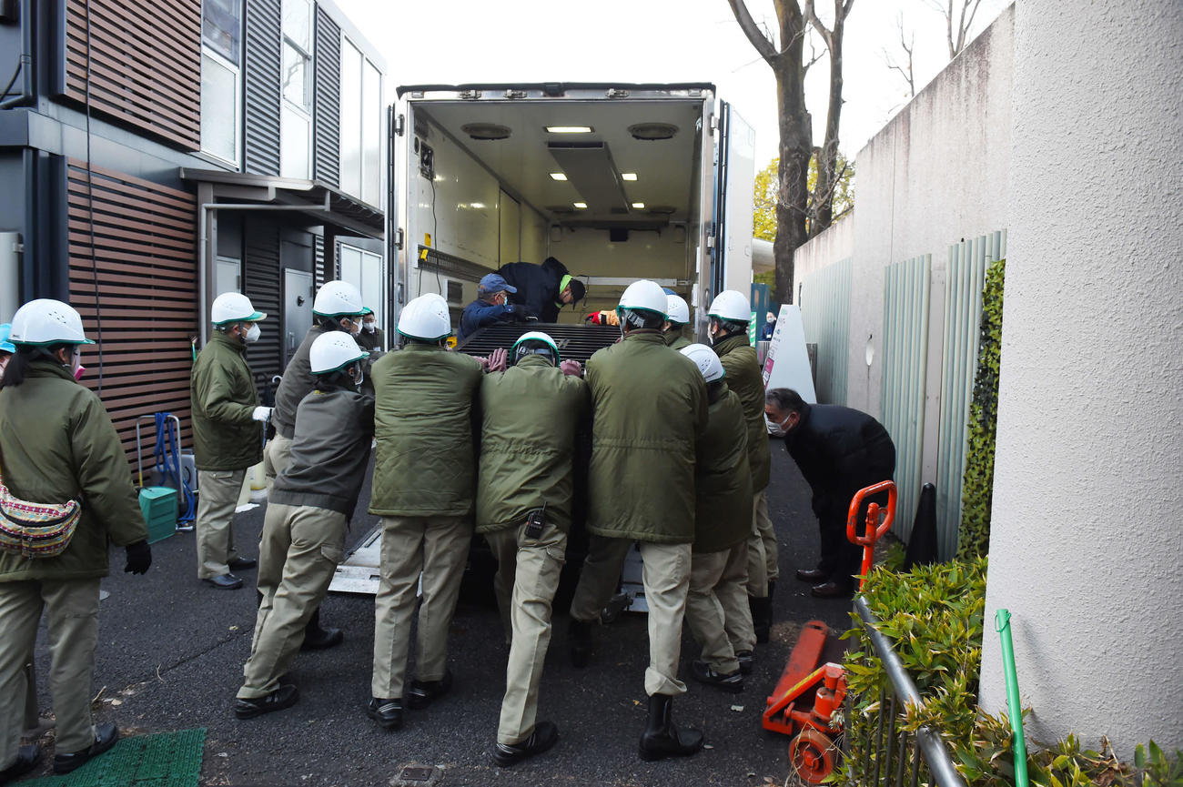 移送用のおりに入ってトラックに積まれたシャンシャン（東京動物園協会撮影）
