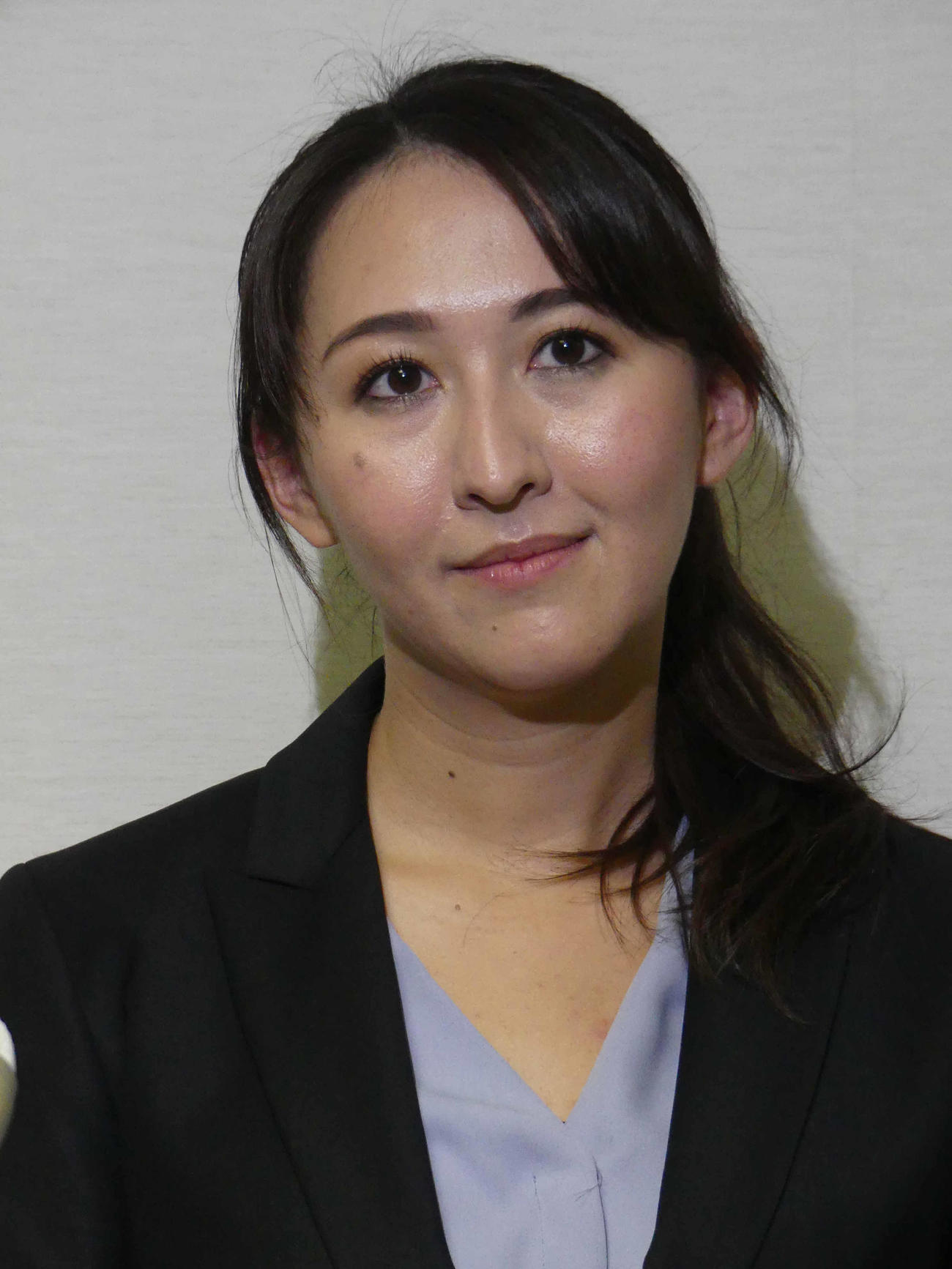 千葉5区補選の自民党候補となり、取材に応じる英利アルフィヤ氏（撮影・中山知子）