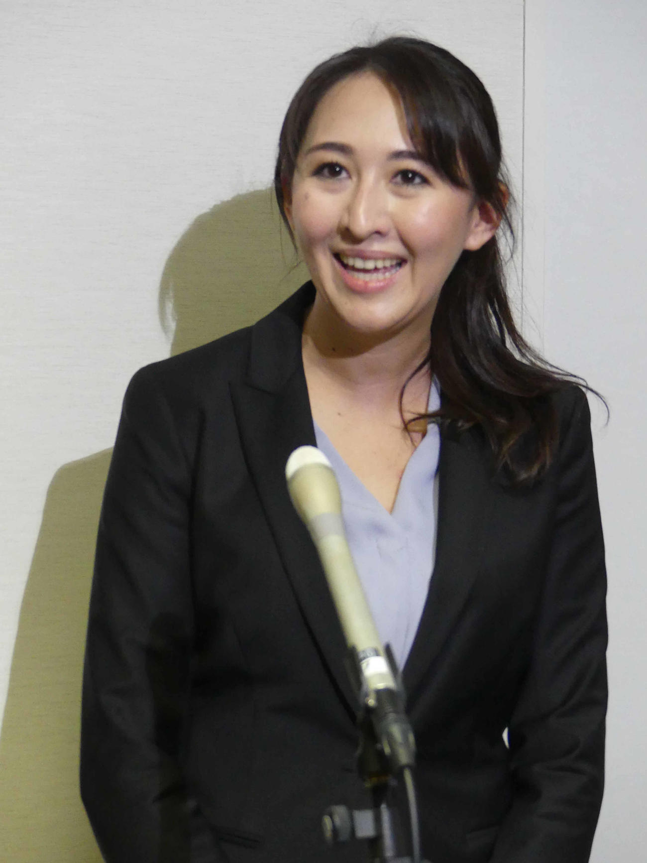 千葉5区補選の自民党候補となり、取材に応じる英利アルフィヤ氏（撮影・中山知子）