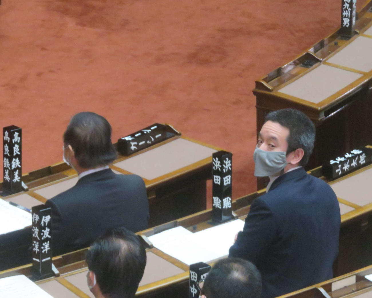 ガーシー氏は自身の懲罰が採決された参院本会議を欠席した（右はNHK党の浜田聡参院議員）