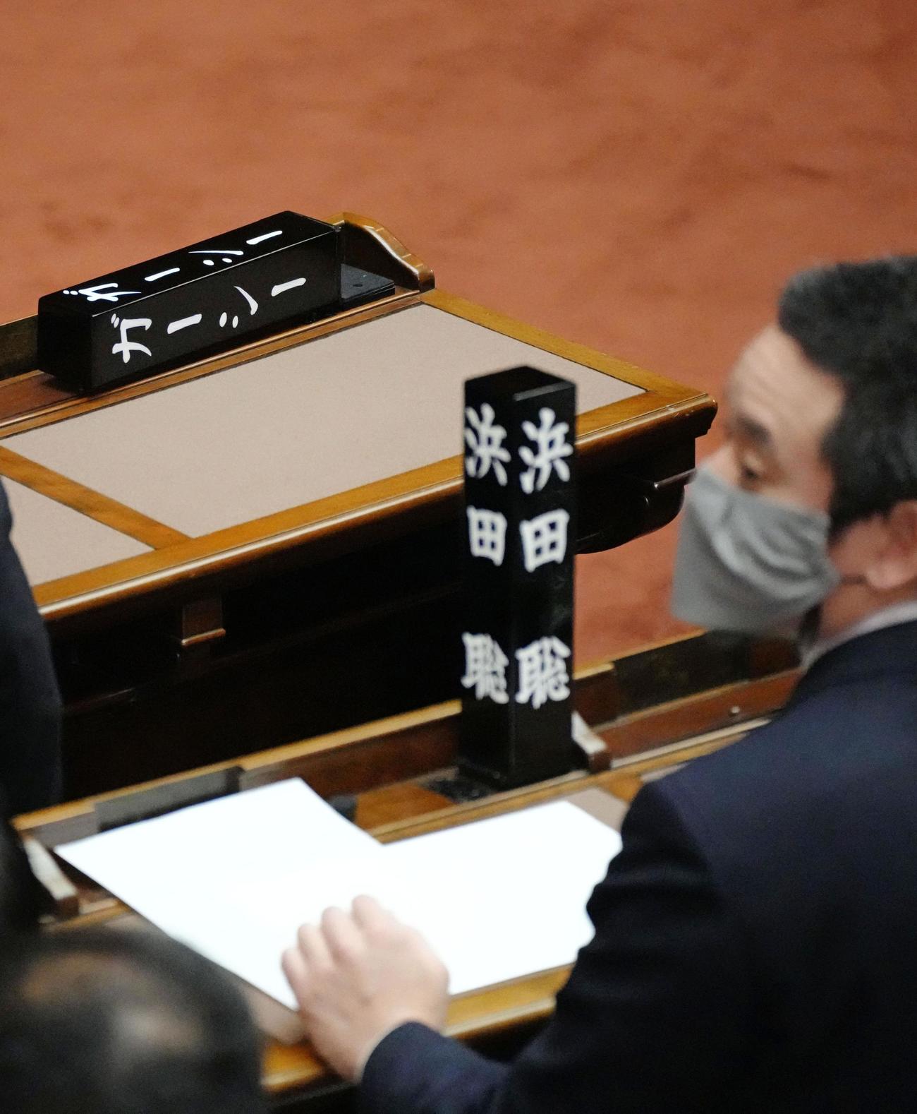 NHK党のガーシー氏の氏名標と参院本会議に臨む浜田政調会長（共同）