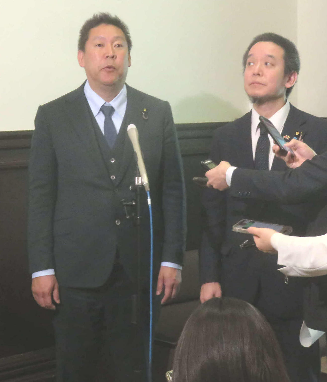 NHK党の立花孝志党首（左）は参院本会議後に浜田聡参院議員と会見し、ガーシー氏帰国のシナリオを明らかにした（撮影・大上悟）